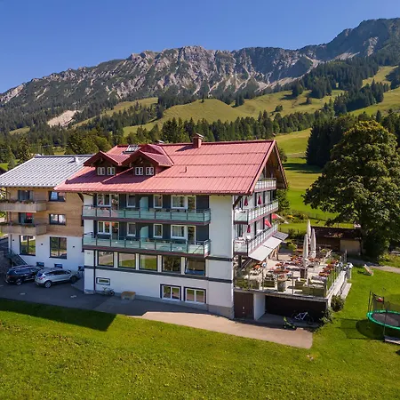 Hotel Bergzeit - & *