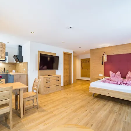 Hotel Bergzeit - & *