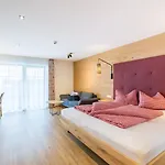 Hotel Bergzeit - &