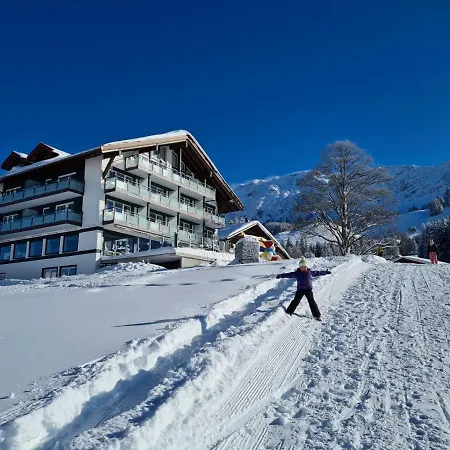 Hotel Bergzeit - & *